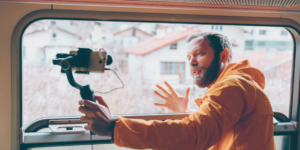 Influenciador digital produzindo conteúdo para redes sociais, destacando a importância de contratos formais em parcerias comerciais.